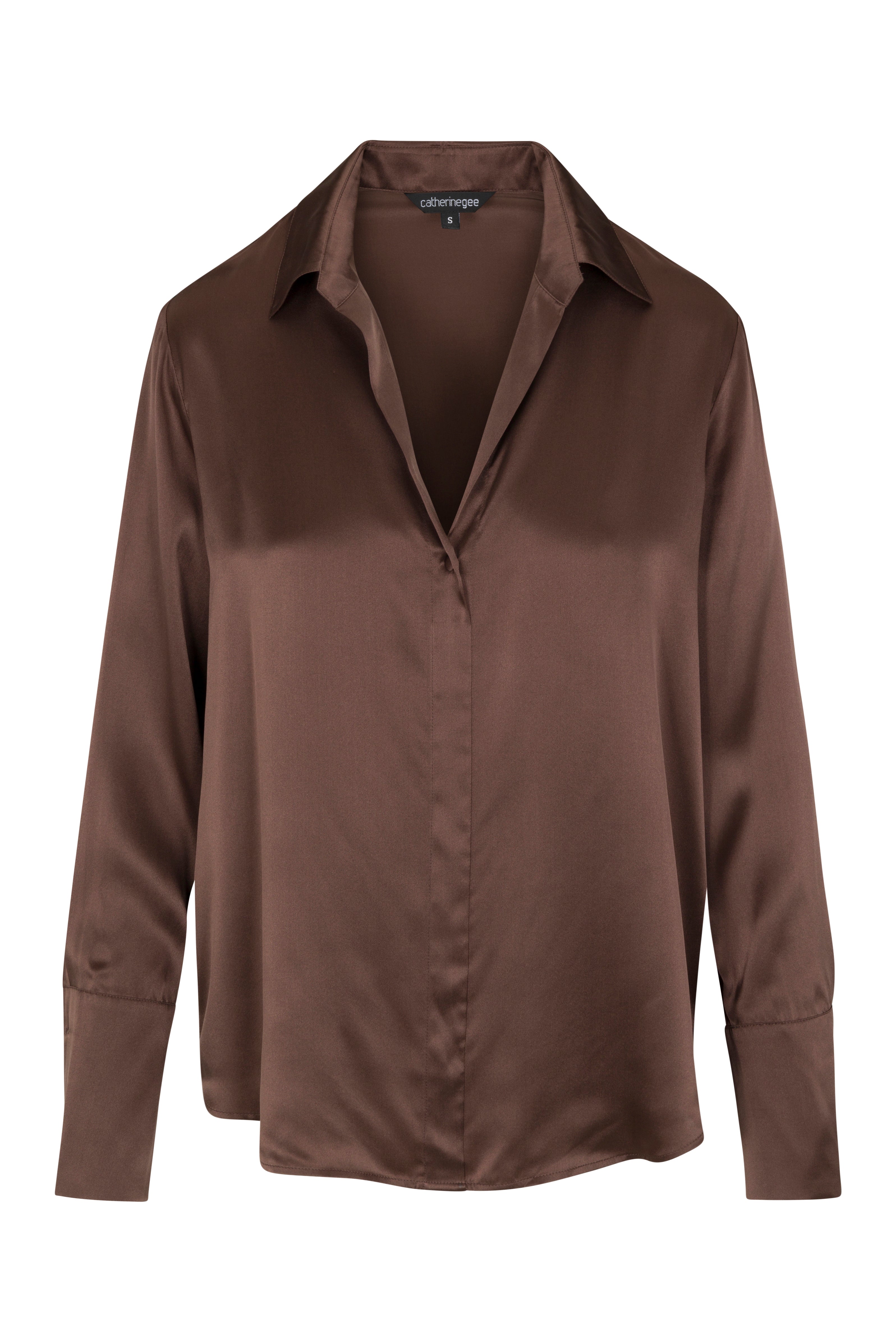 Catherine Gee Daria French Cuff Silk Coffee color blouse features a classic collar, long sleeves with French cuffs, and a smooth, silky texture. The design is simple yet elegant, suitable for both professional and casual settings.