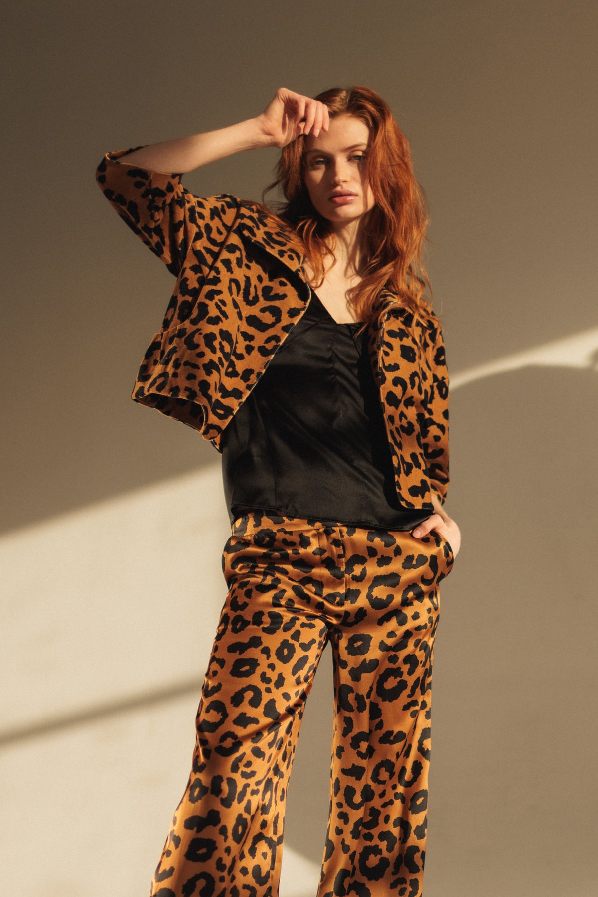 ボトムスその他 Stella McCartney Silk pants with tiger print 23790074_53864933_600.jpg